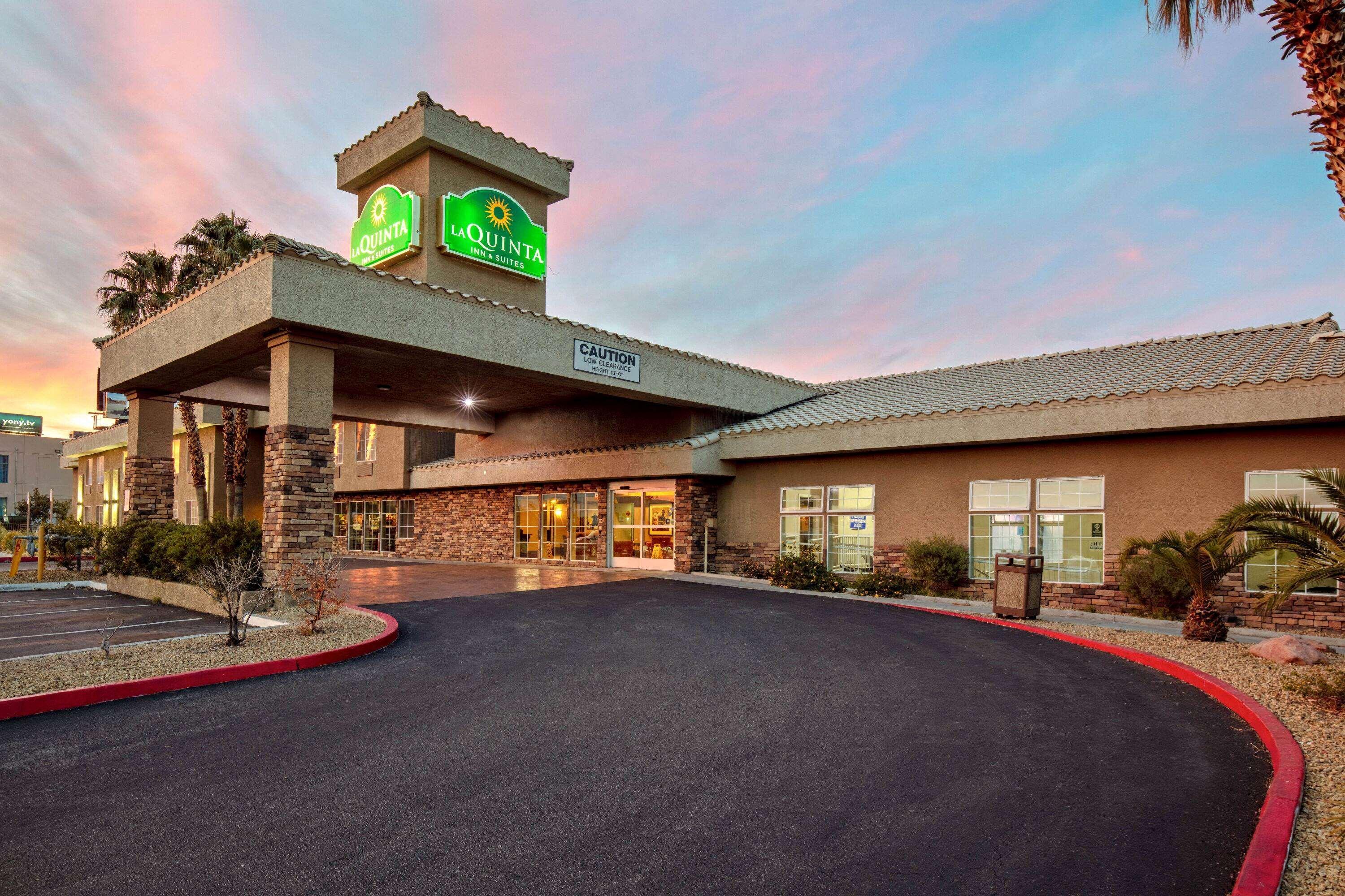 La Quinta Inn & Suites By Wyndham Lv Tropicana Stadium Las Vegas Exterior photo