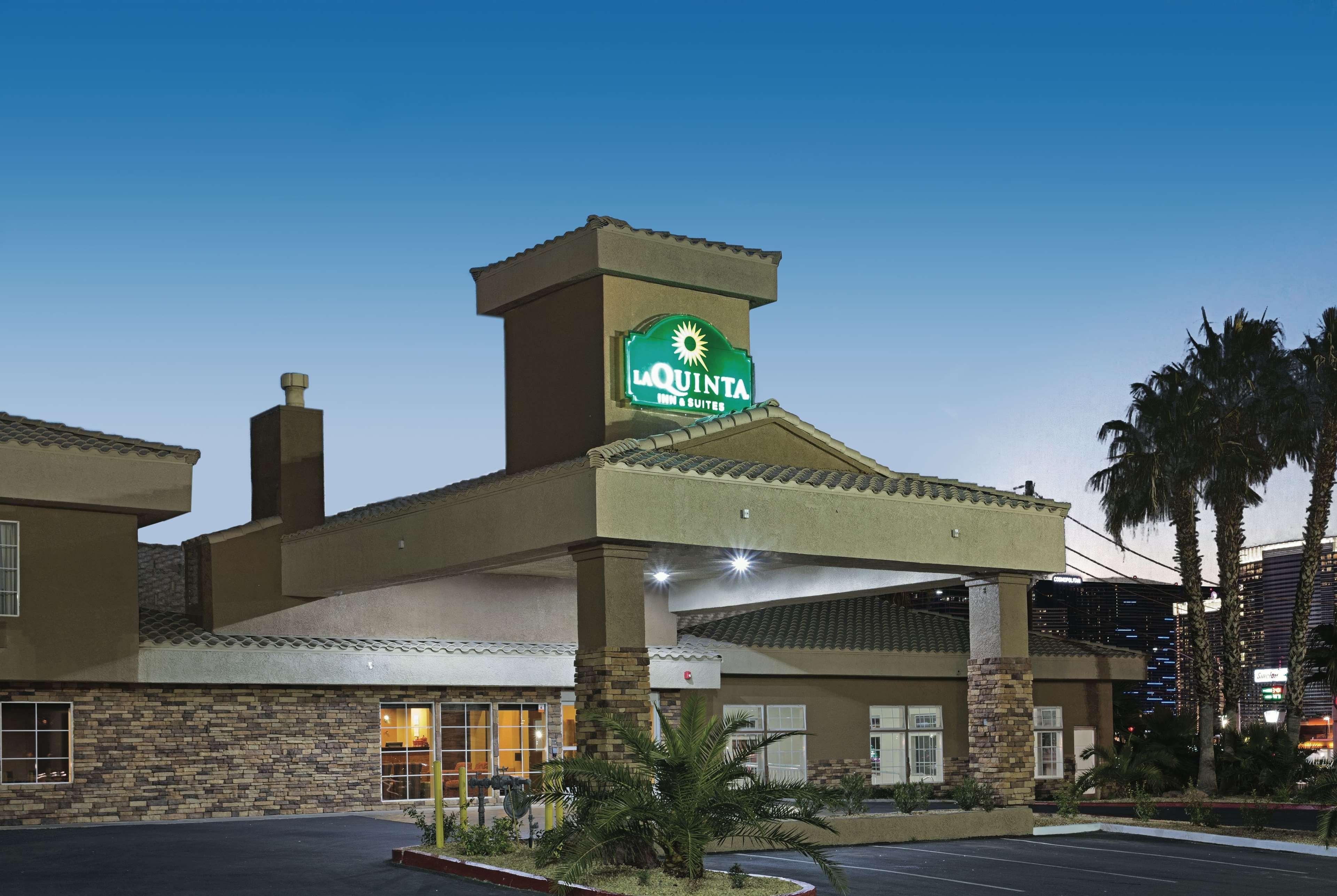 La Quinta Inn & Suites By Wyndham Lv Tropicana Stadium Las Vegas Exterior photo